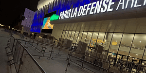 Devanture avec barrière de Paris La Défense Arena de nuit