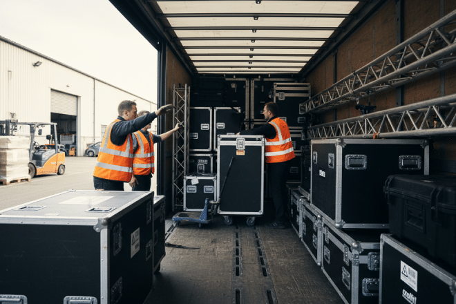 Employés chargeant un camion depuis le côté gauche