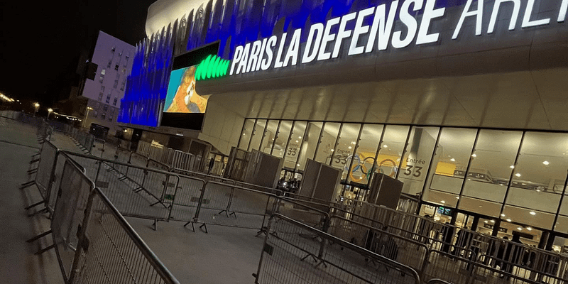 Devanture avec barrière de Paris La Défense Arena de nuit