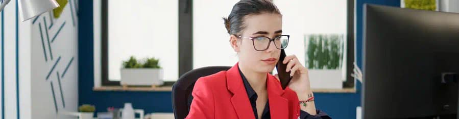 secrétaire au téléphone