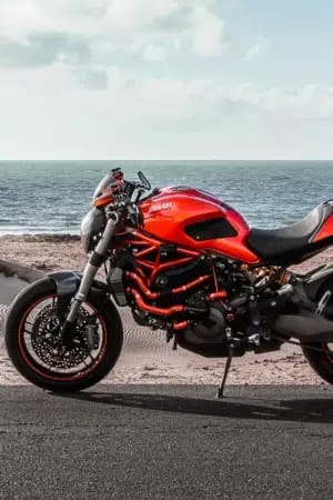 Moto en bord de mer